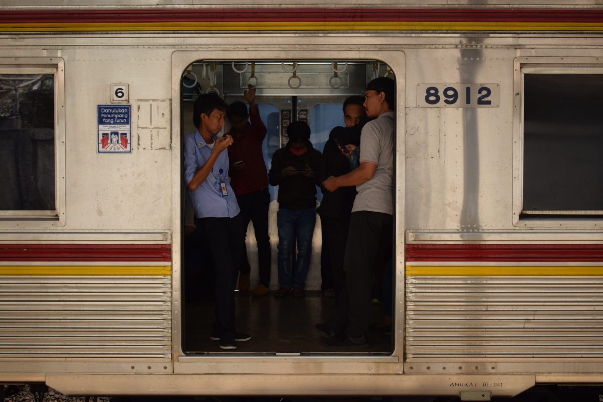 Berdesakan di KRL